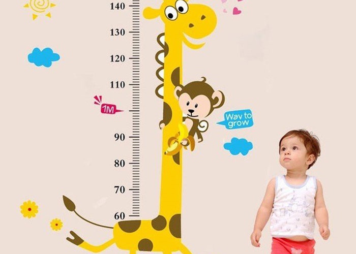 Hình ảnh trẻ 4 tuổi đang đứng cạnh thước đo chiều cao
