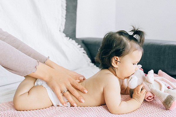 Massage giúp bé thư giãn, kích thích kéo giãn xương khớp