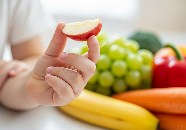 Sữa, trái cây và rau củ là những nguồn dinh dưỡng tuyệt vời, cung cấp vitamin và khoáng chất thiết yếu cho sự phát triển xương.