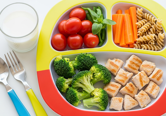 Chế độ dinh dưỡng cân bằng là yếu tố then chốt giúp trẻ 11 tuổi phát triển chiều cao tối ưu.